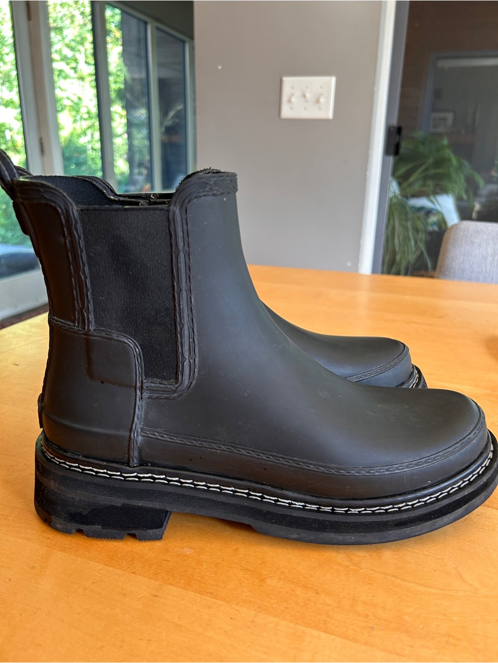 Hunter Refined Stitch Detail Chelsea boots in matte black.